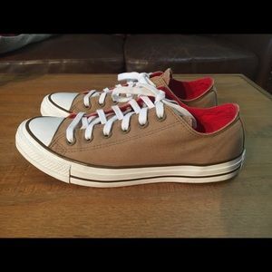Converse with box Woman’s size 9 , Men’s size 7